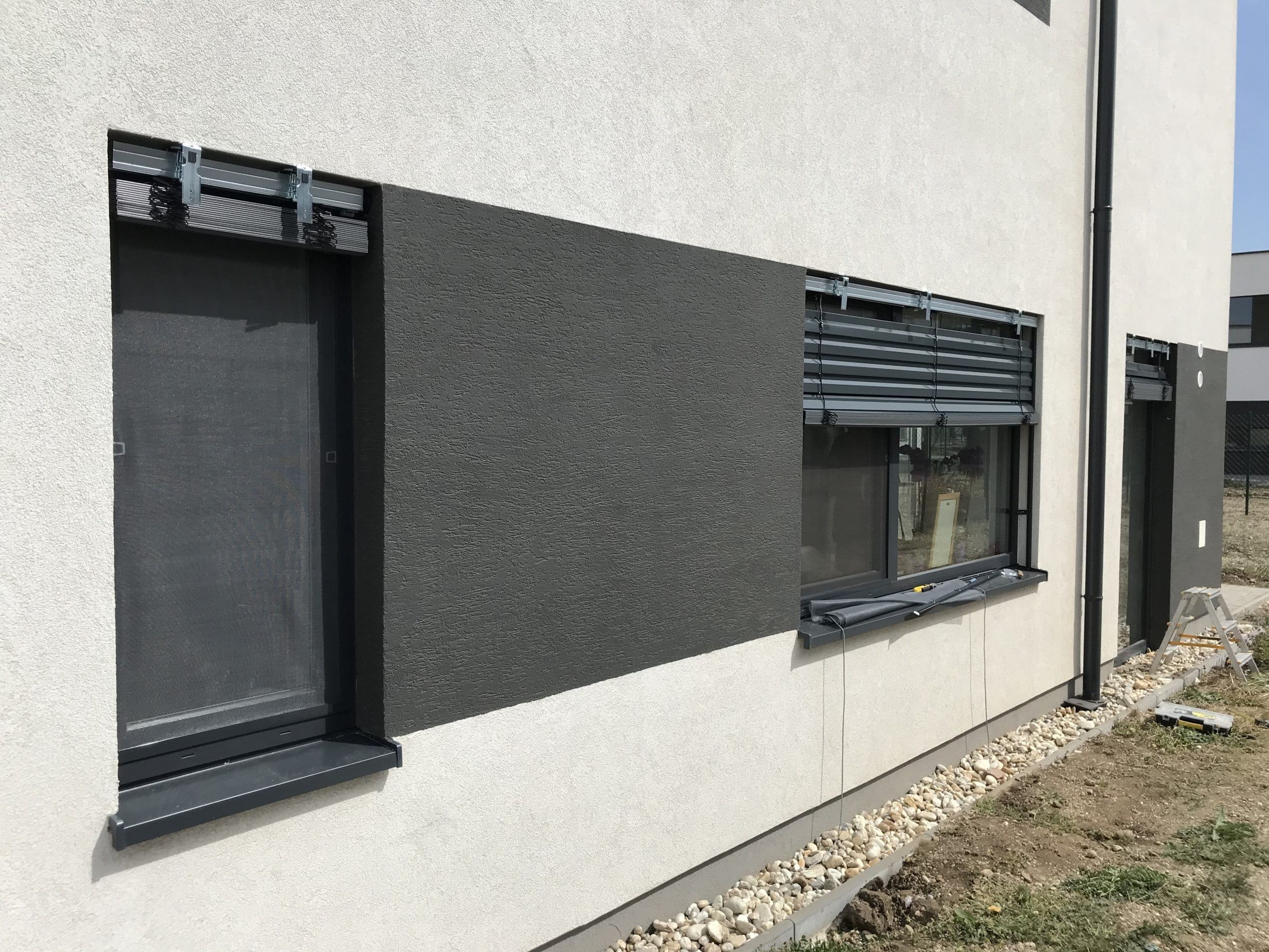 Exteriérové žalúzie na oknách novostavby