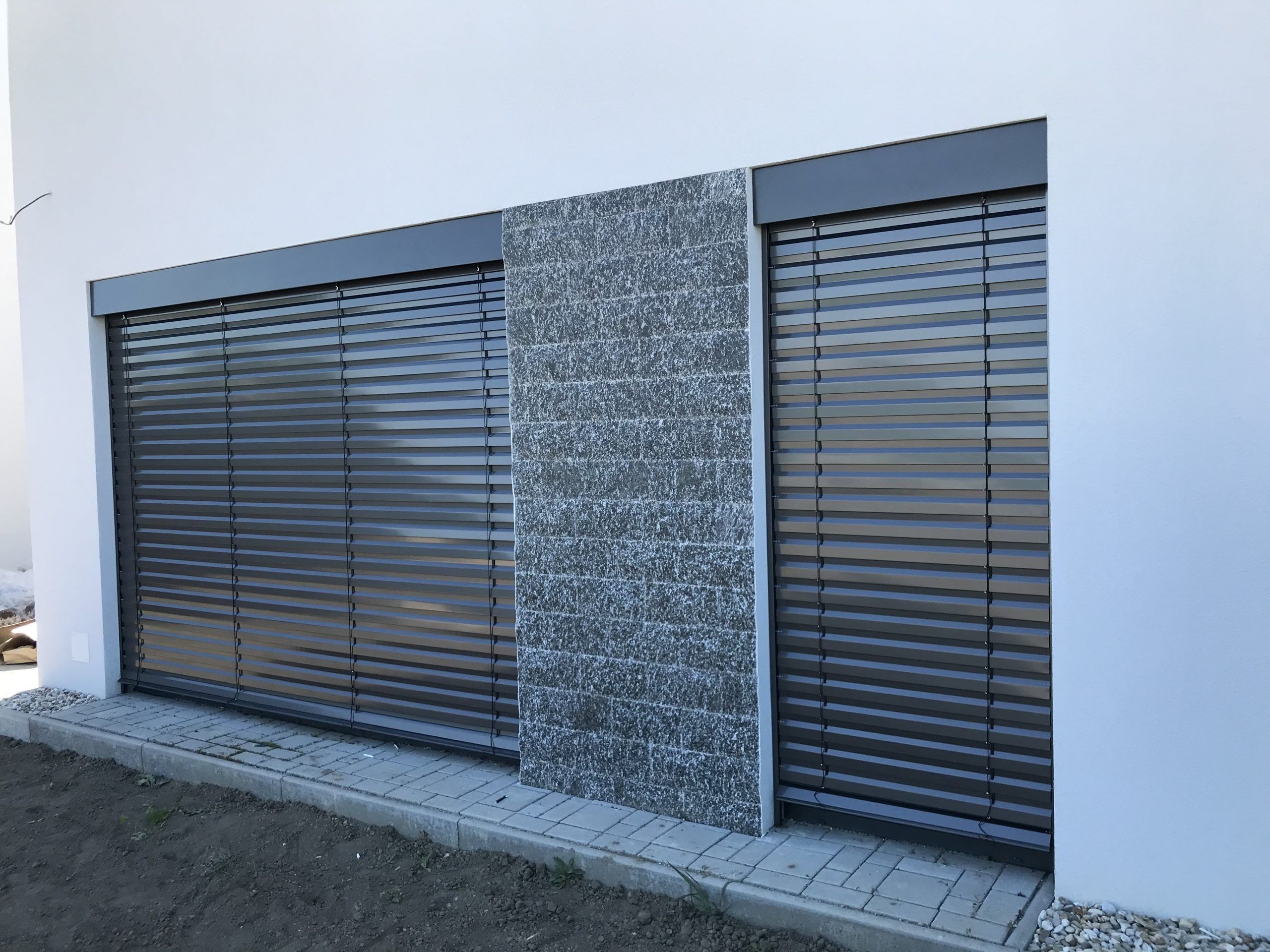 Rodinný dom s exteriérovými žalúziami na veľkých oknách